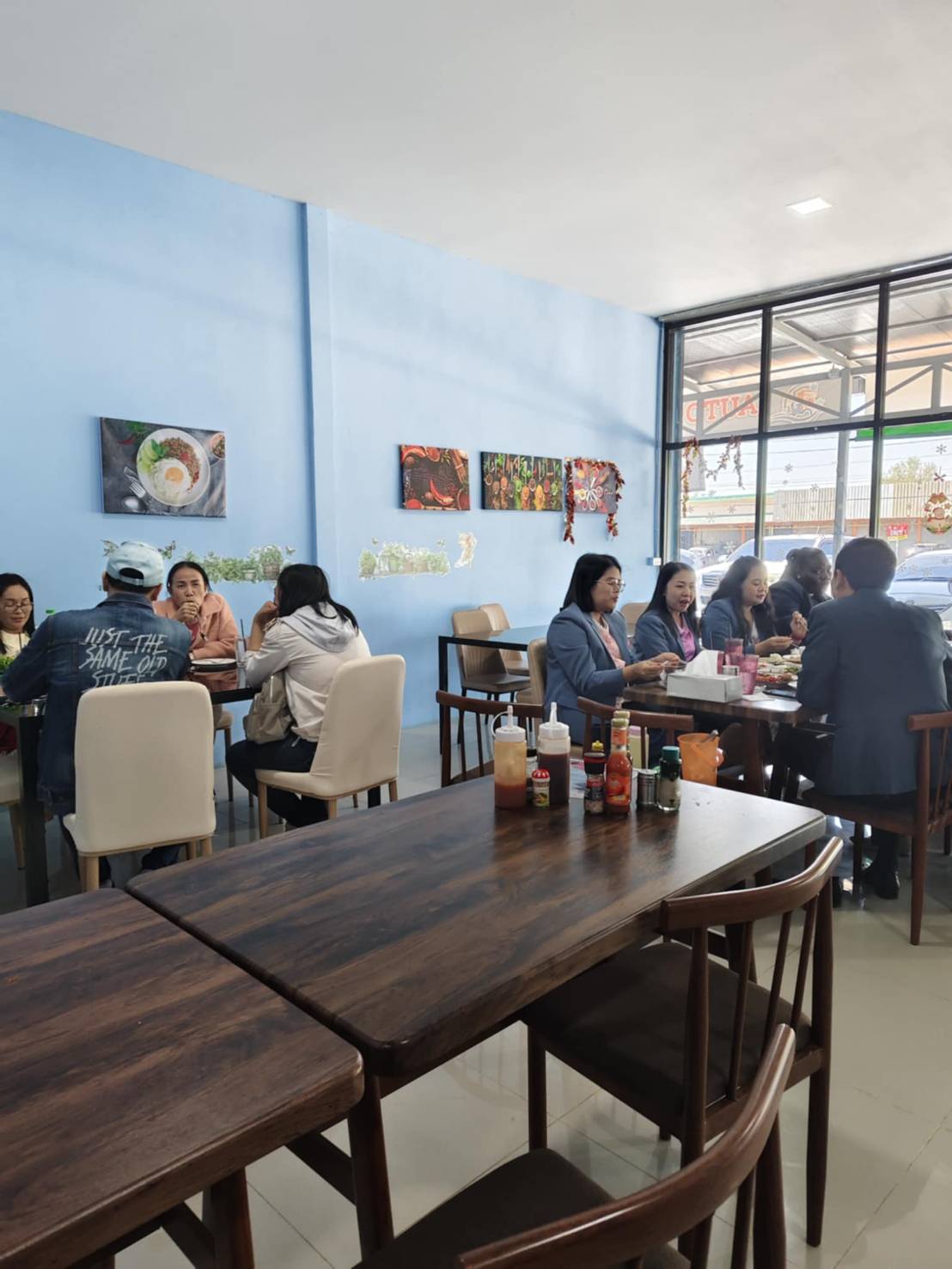 QPizza dining room